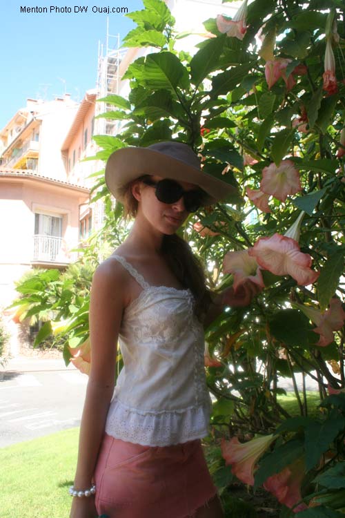 Modele photo Olga a Menton en train de sentir une fleur